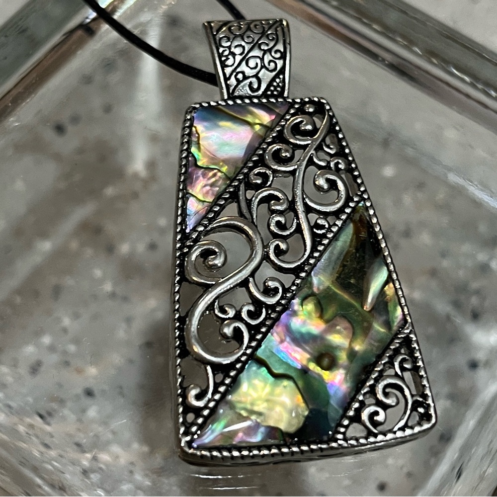 LIA SOPHIA SWEPT AWAY ABALONE SHELL PENDANT CORDED NECKLACE SILVER TONE